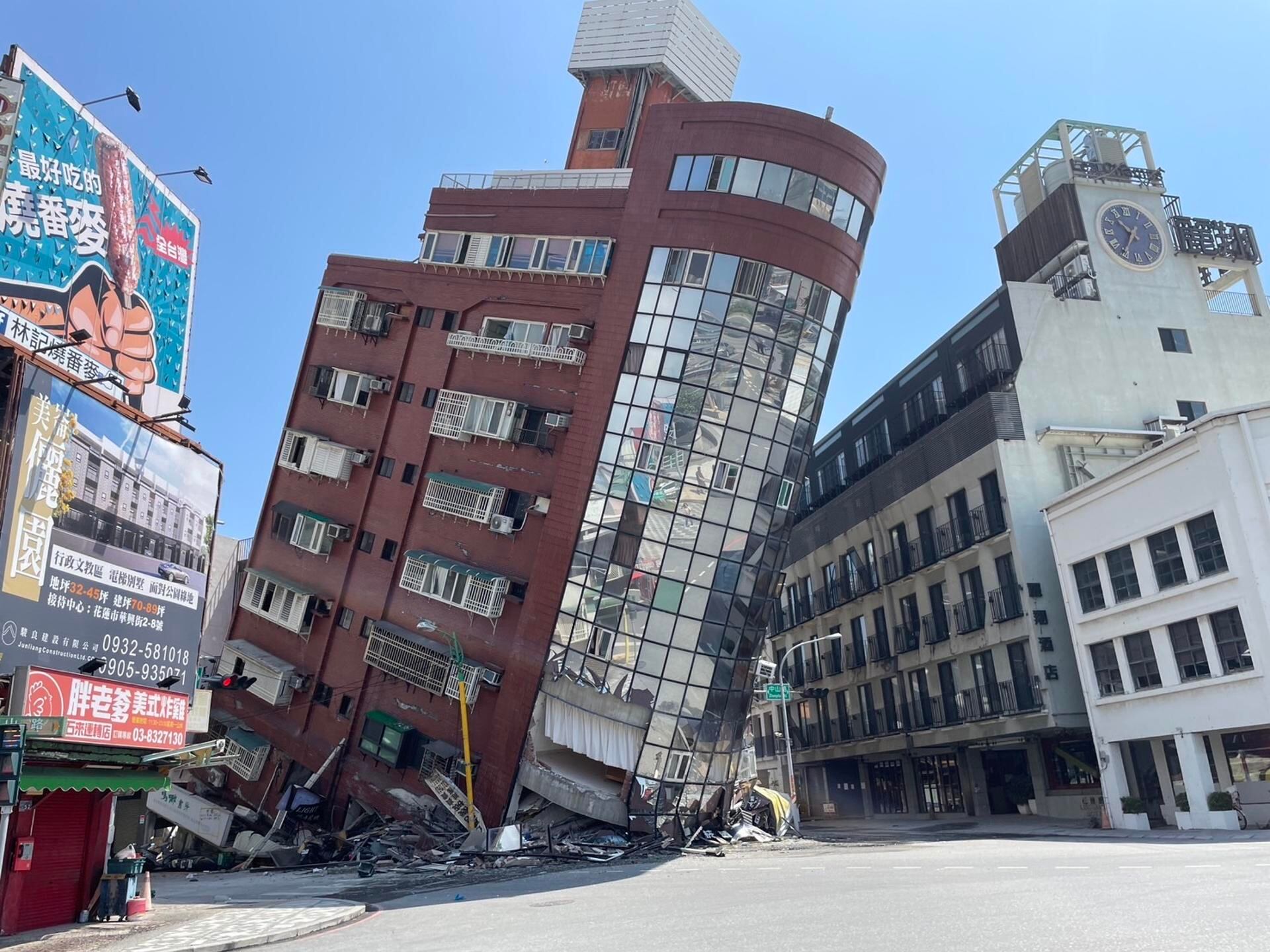 Una fotografía publicada por la Agencia Central de Noticias (CNA) muestra un edificio derrumbado tras un terremoto de magnitud 7,2 en Hualien, Taiwán, el 3 de abril de 2024. (EFE/EPA/THE CENTRAL NEWS AGENCY TAIWAN).