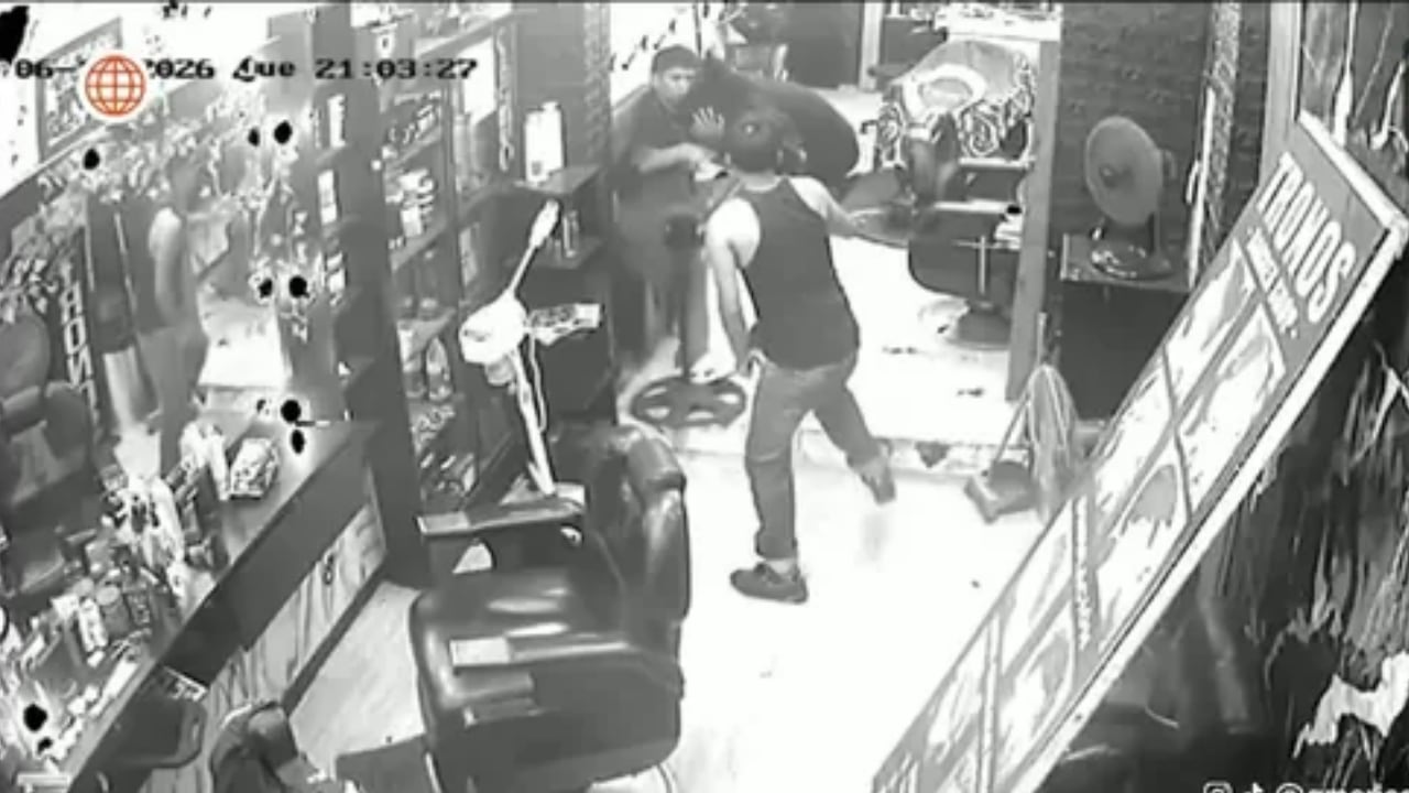 El incidente ocurrió en una barbería de la avenida Angélica Gamarra. Las cámaras de seguridad registraron la agresión y el caso es investigado por la Policía Nacional del Perú. (Imagen de América Noticias)