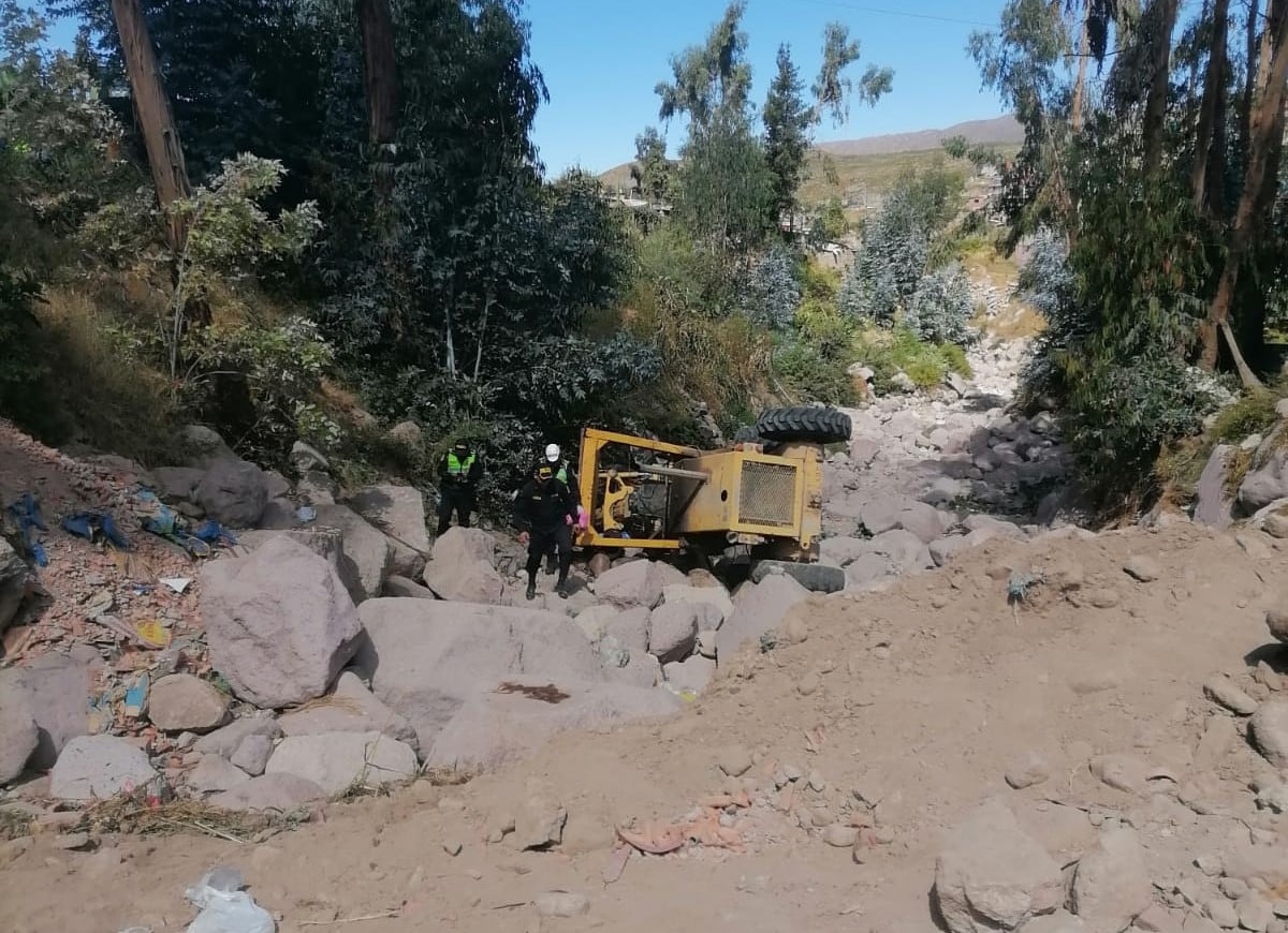 Máquina terminó encima de rocas. Foto: GEC.