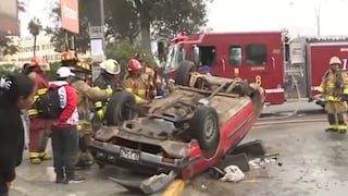 Comas: Auto se despista y termina volcado en la auxiliar de la avenida Túpac Amaru