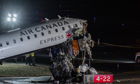 Dos personas mueren tras la colisión entre un avión y un camión de bomberos en EE.UU.