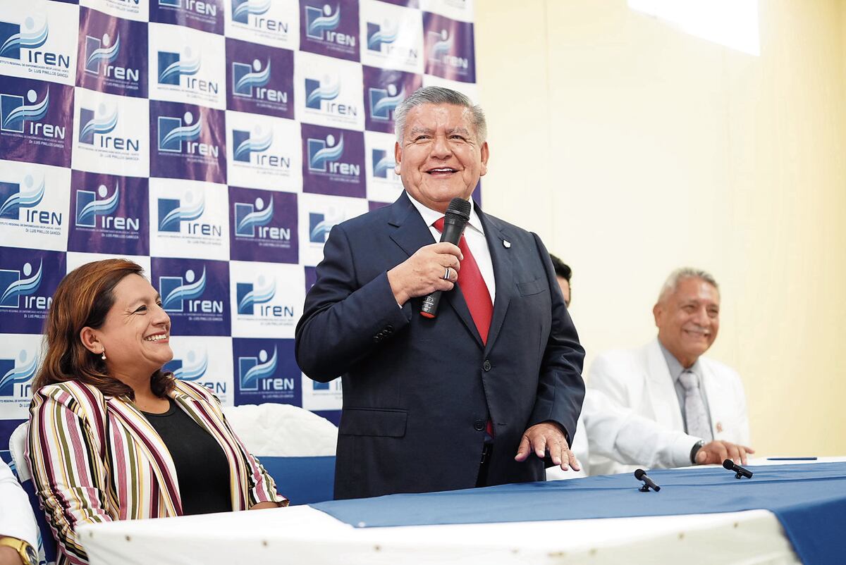 En redes sociales se viralizó un video en donde un grupo de mujeres, que se encontraban en el aeropuerto de Trujillo, le reclaman al gobernador por sus constantes salidas al extranjero. Pese a ello, el líder de APP confirmó que en diciembre se tomará su cuarta licencia del año porque tiene “derecho a descansar”.
