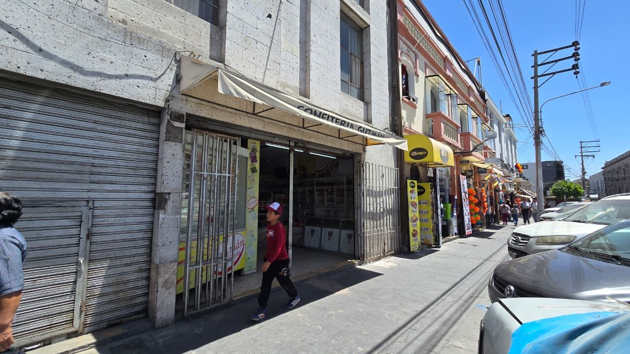Negocios frente al Parque Duhamel, en el Cercado de Arequipa. Foto: GEC.