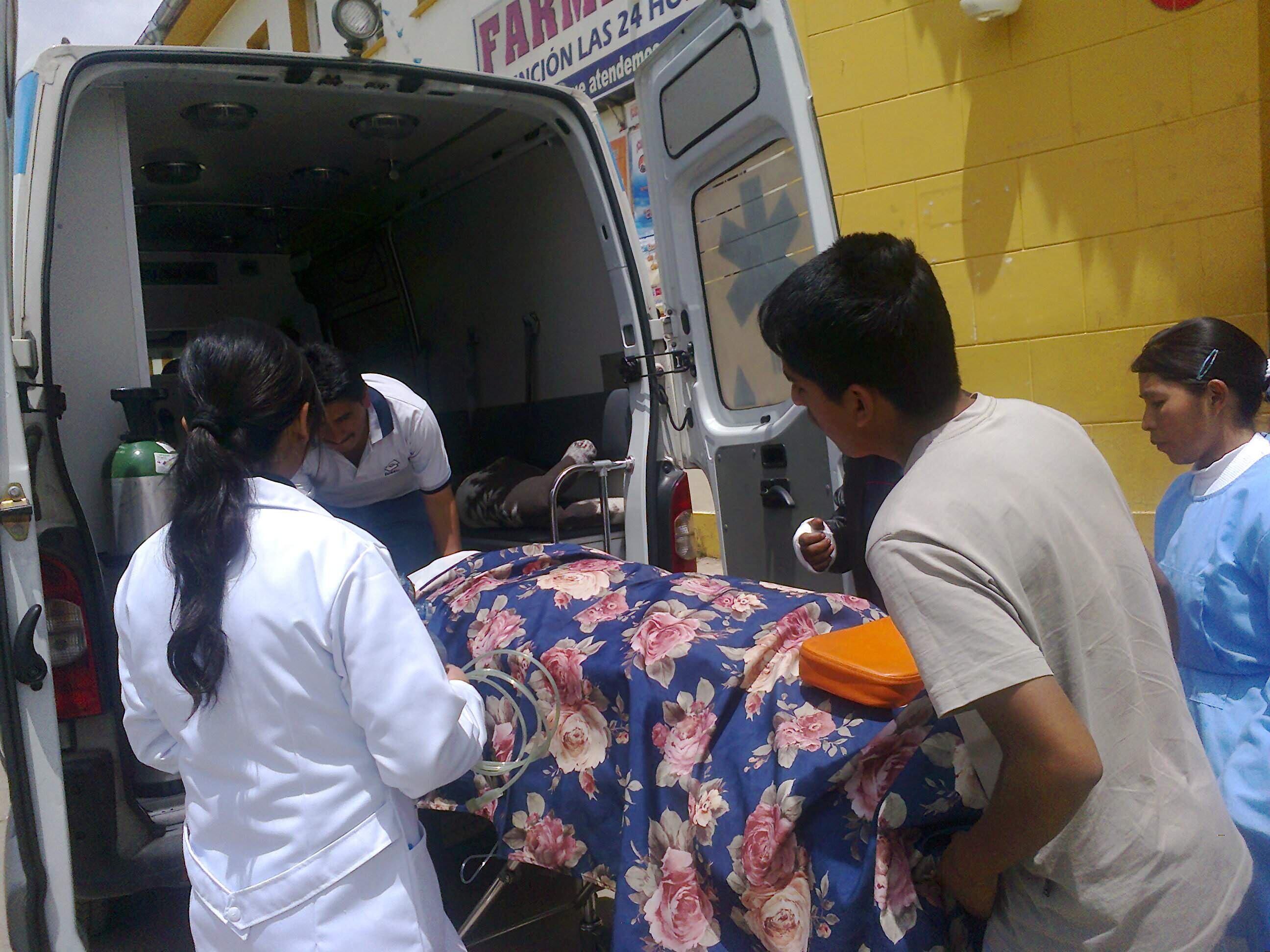 PACIENTE BAJADO DE AMBULANCIA A HOSPITAL