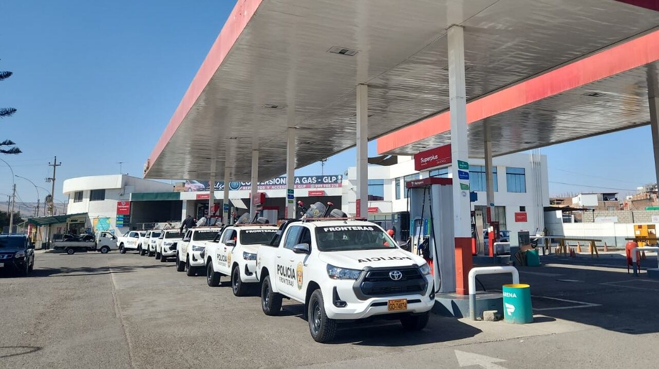 Diez camioneta policiales recibieron la dotación de combustible para que puedan realizar los patrullajes en la frontera sur
