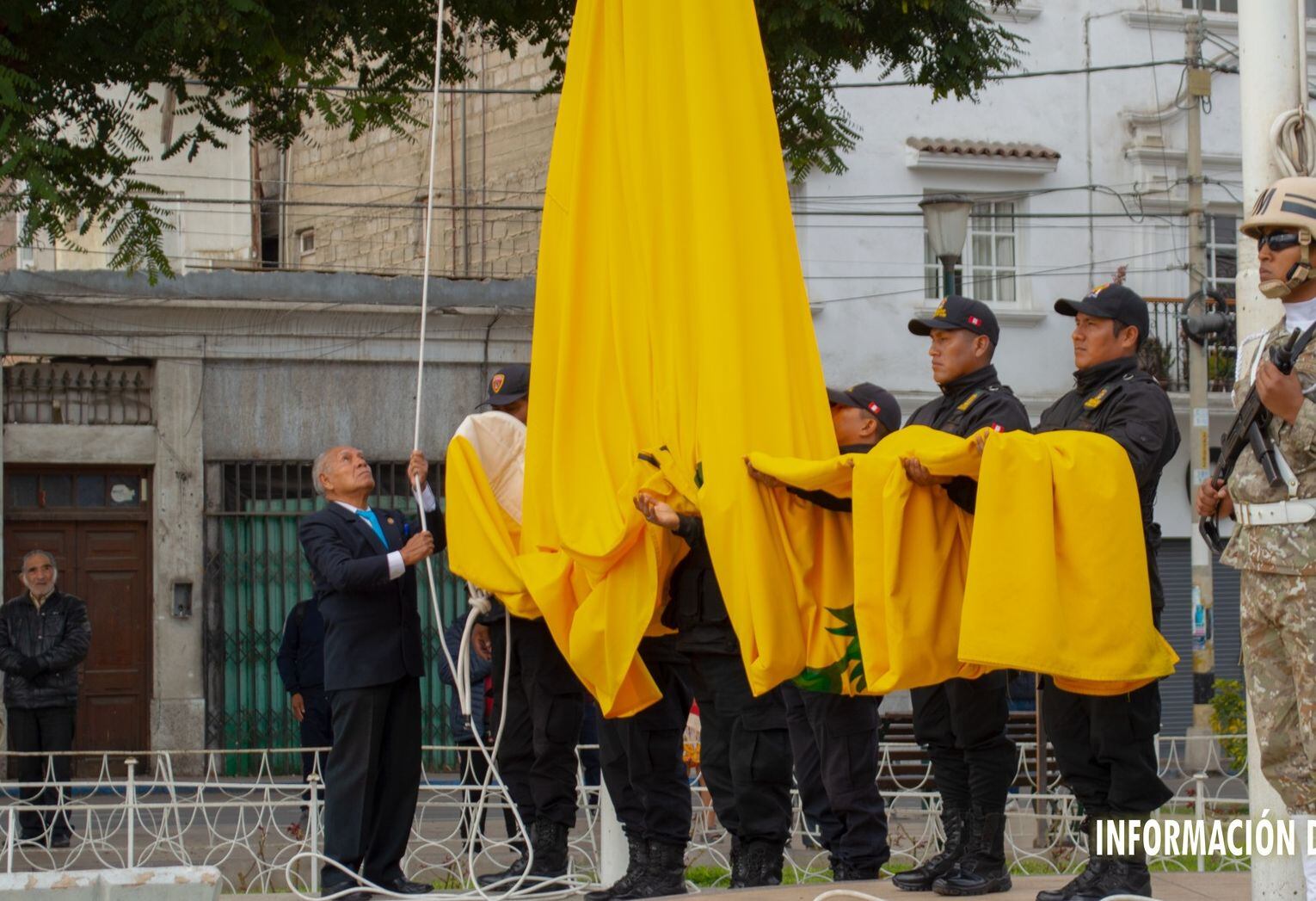 El exjefe de la Sección de Deportes Justo Sotoperalta Ramos izó la bandera de Tacna. (Foto: Difusión)