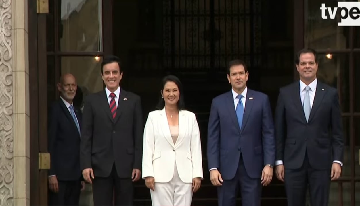 El secretario de Estado de los Estados Unidos, Marco Rubio, llegó primero a la sede del Ministerio de Relaciones Exteriores (Torre Tagle), donde fue recibido por el canciller Carlos Espá. (Foto: Tv Perú - Hugo Pérez / @photo.gec)