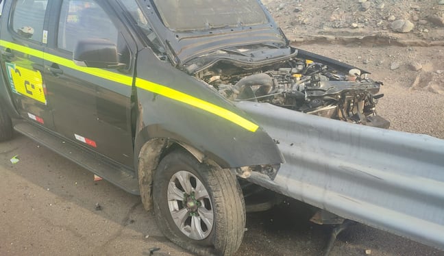 Parte de guardavías atraviesa en camioneta que despistó en la Panamericana Sur