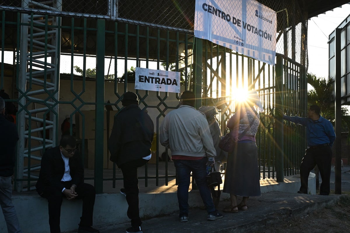 Los salvadoreños acuden este domingo a las urnas en unos comicios que se espera darán la reelección y un mayor poder al presidente Nayib Bukele. (Foto de YURI CORTEZ / AFP)
