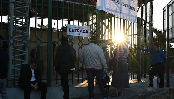 Los salvadoreños acuden este domingo a las urnas en unos comicios que se espera darán la reelección y un mayor poder al presidente Nayib Bukele. (Foto de YURI CORTEZ / AFP)