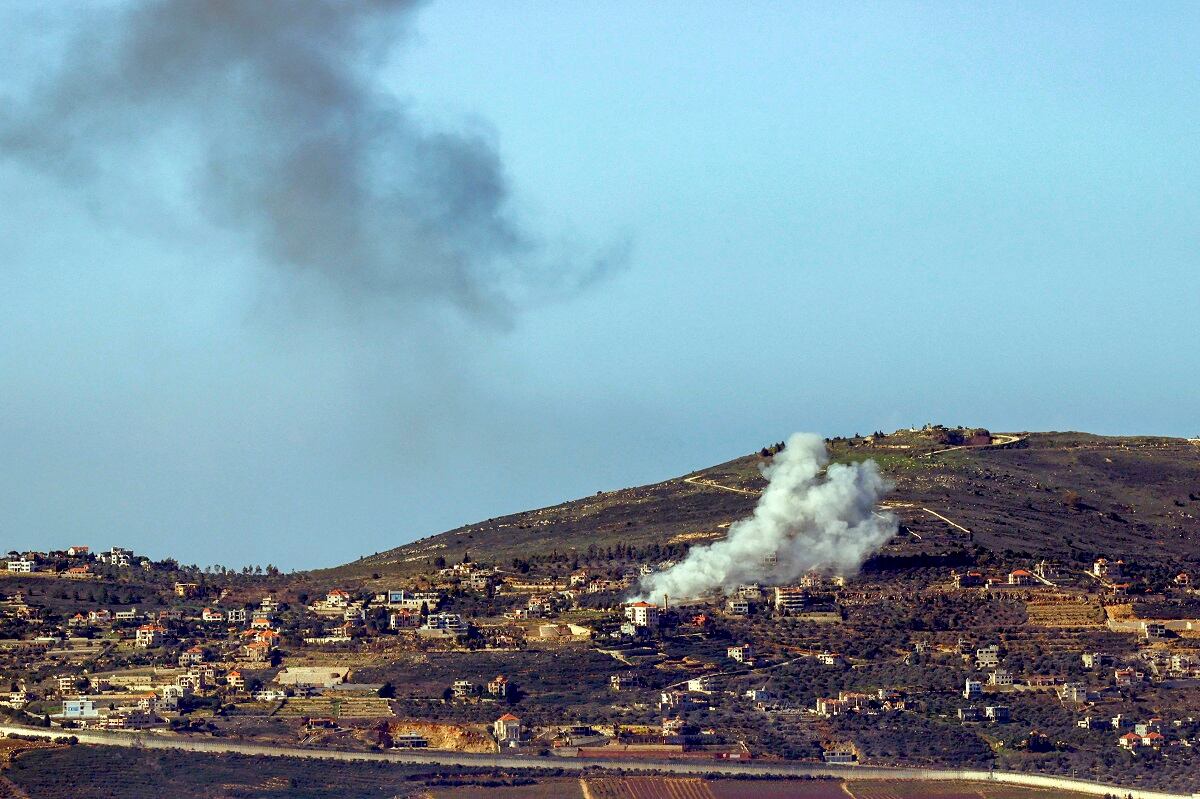 Humo sobre la aldea libanesa en 2024. (Foto: Jalaa Marey / AFP)