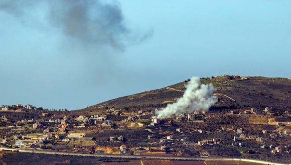 Humo sobre la aldea libanesa en 2024. (Foto: Jalaa Marey / AFP)
