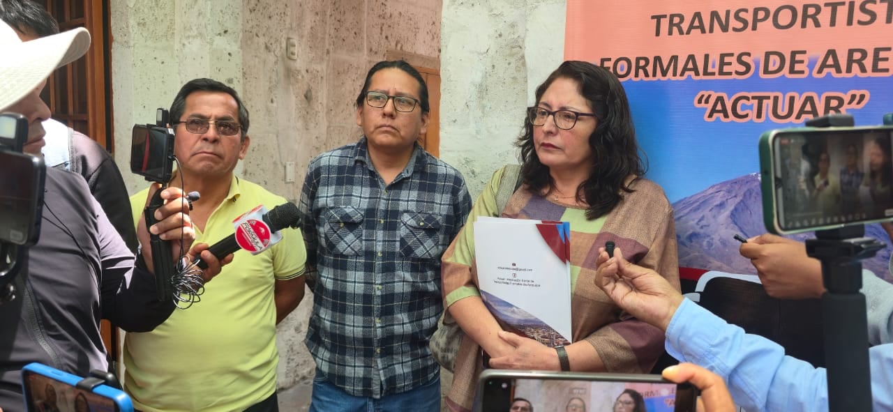 Asociación Frente de Transportistas Formales de Arequipa piden ajuste tarifario. (Foto: Omar Cruz/@photo.gec)