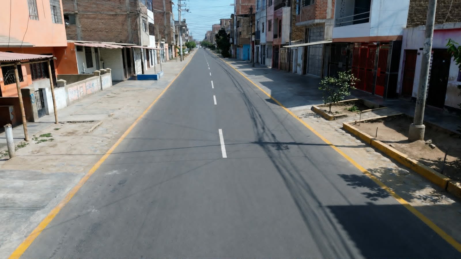 Se realizaron trabajos de parchado, sellado y colocación de carpeta asfáltica en caliente, además de la construcción de sardineles y señalización vial.