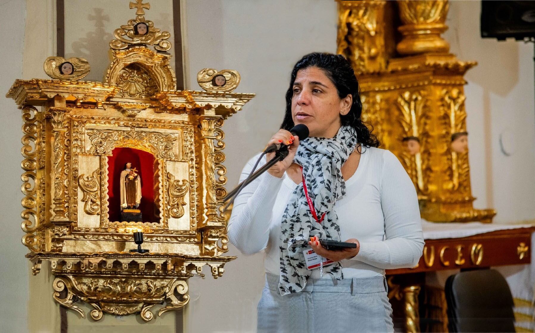 Giovanna Bisso presentan restauración de retablo en la iglesia Nuestra Señora del Carmen.