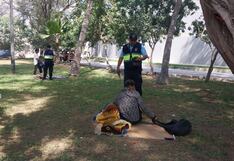 Piura: Serenos desalojan a dos extranjeros que ocupaban área verde en la Av. Los Cocos
