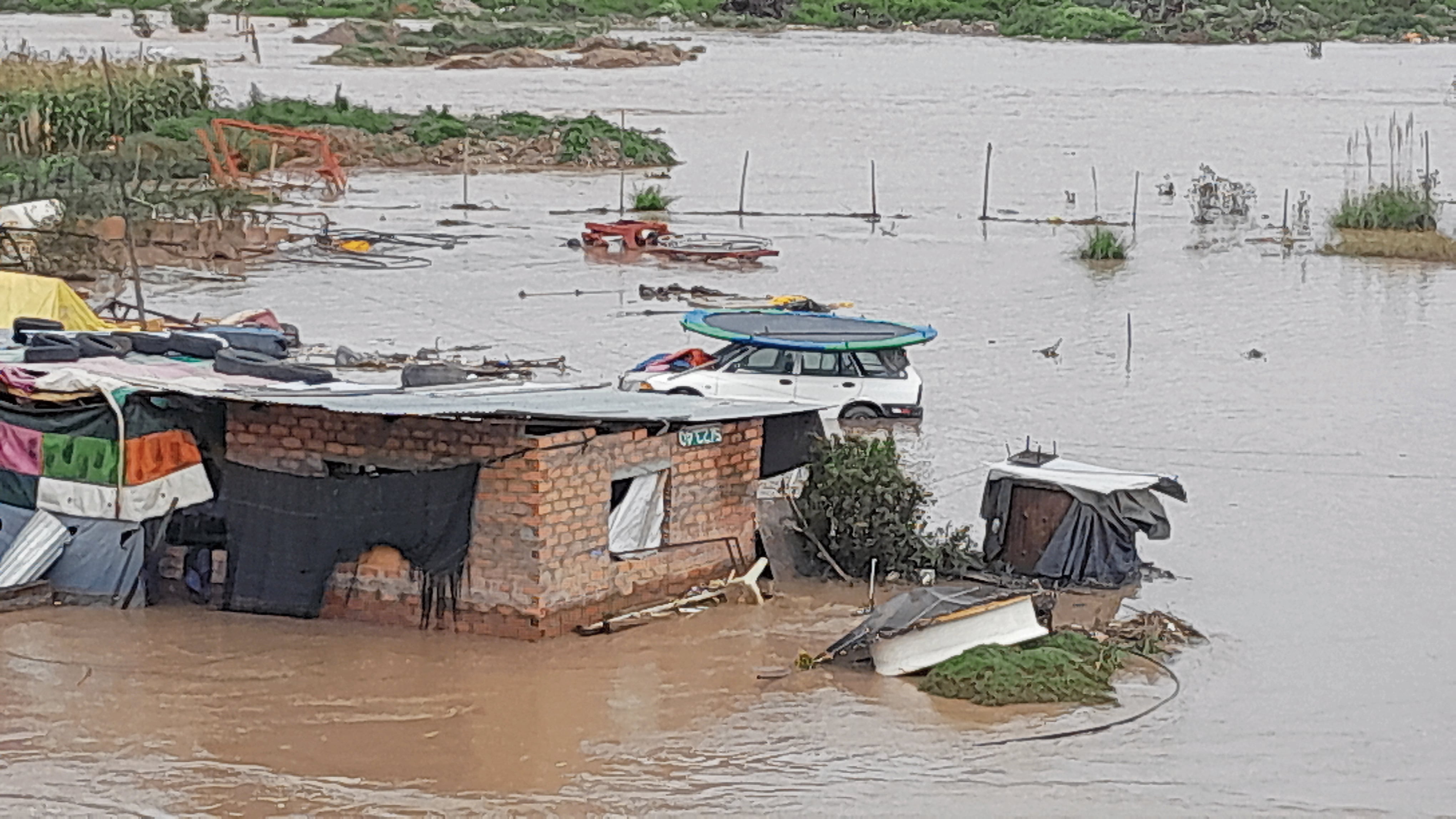 Familias lo pierden todo por crecida del río Mantaro al sur de Huancayo