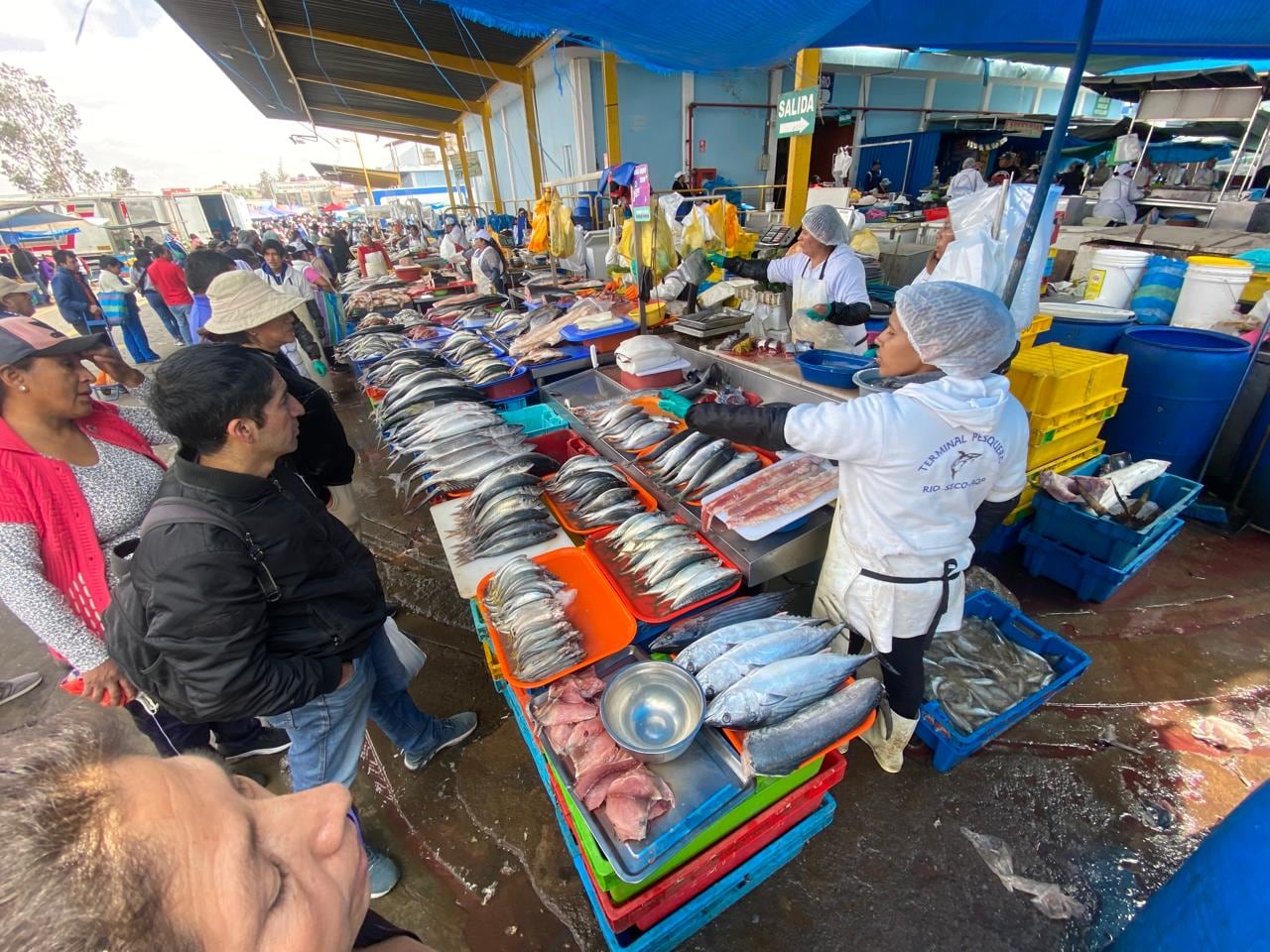 Productos marinos se expenden en Cerro Colorado. (Foto: Omar Cruz)