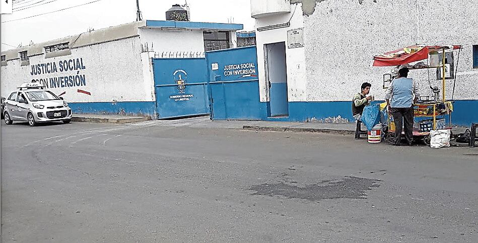 Gerente de Educación de La Libertad, Martín Camacho, denunció en el Ministerio Público que se habría hecho depósito millonario por concepto de AFP a una persona que no labora en esa dependencia. Pagos iniciaron en la gestión anterior, por lo que pide determinar la presencia de una mafia dedicada a este ilícito.