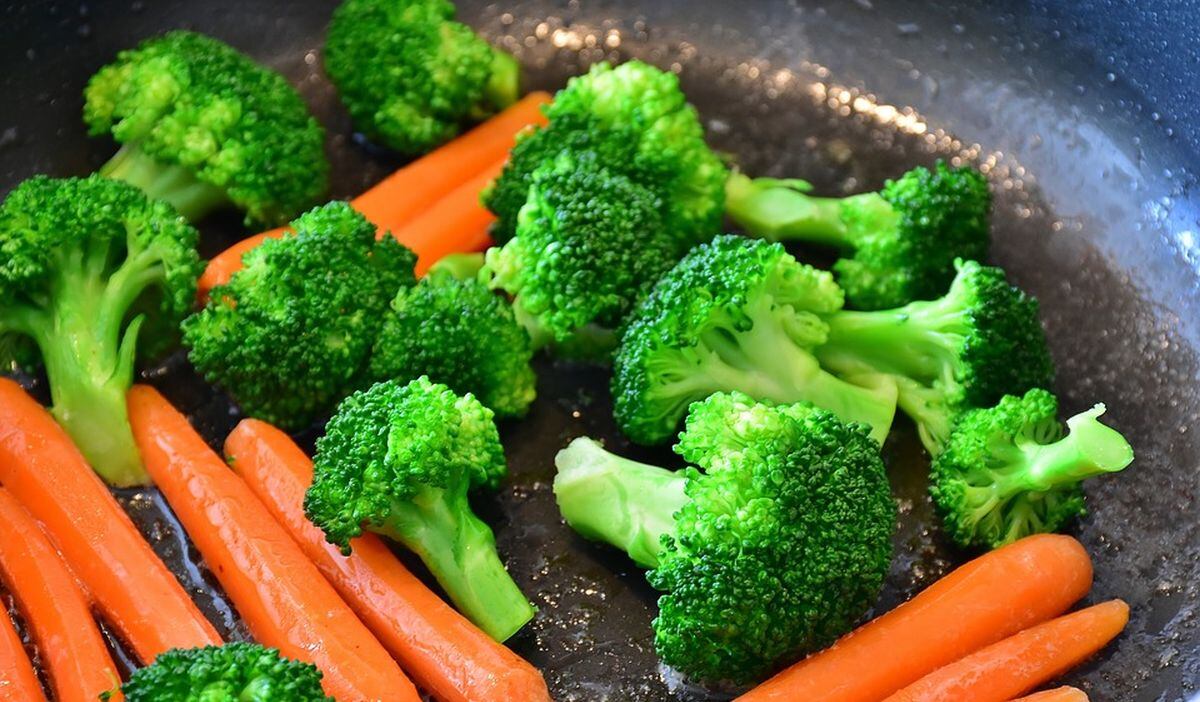 Aunque es conocida por mejorar el tránsito intestinal, la fibra tiene beneficios clave para el control de peso, colesterol y glucosa. Aprende a consumirla correctamente.