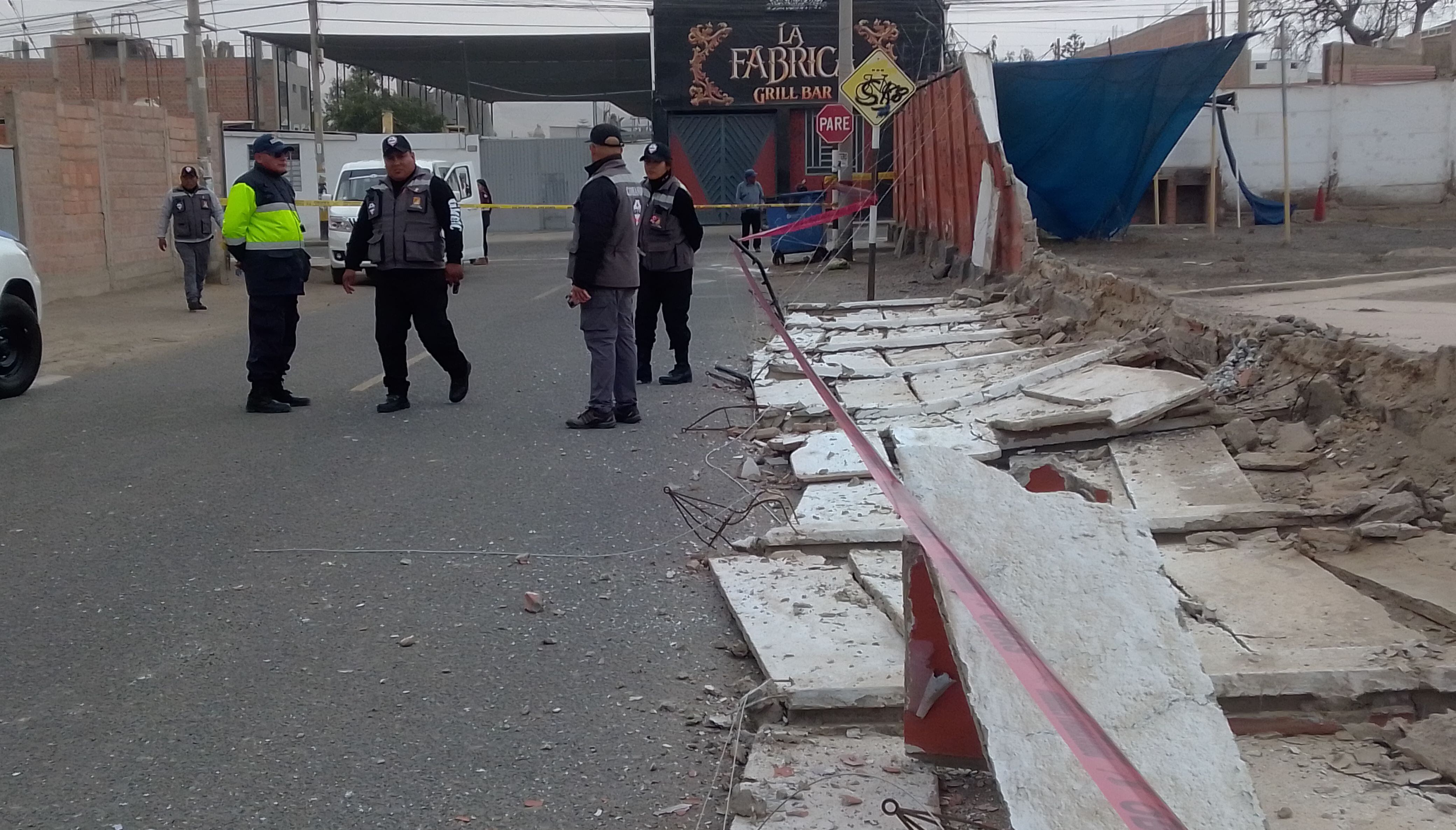 Pared habría cedido por el desmoronamiento de las bases y su antigüedad. (Foto: Adrian Apaza)