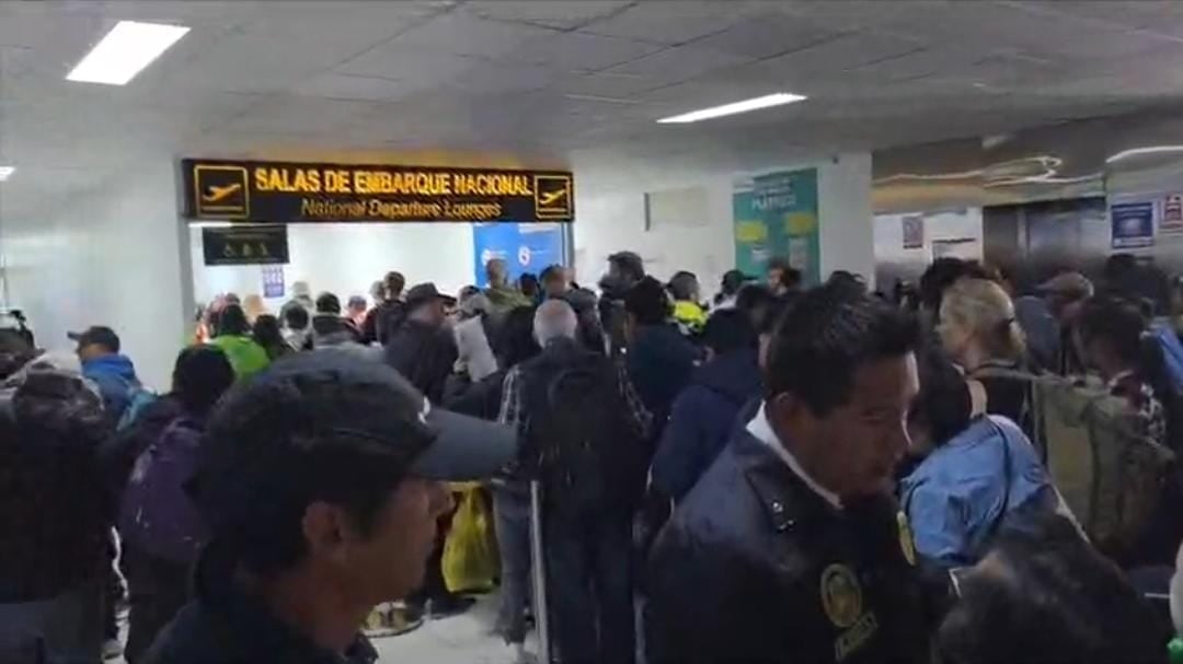 Miles de pasajeros se quedaron sin viajar debido a la intempestiva cancelación de salidas y arribos.