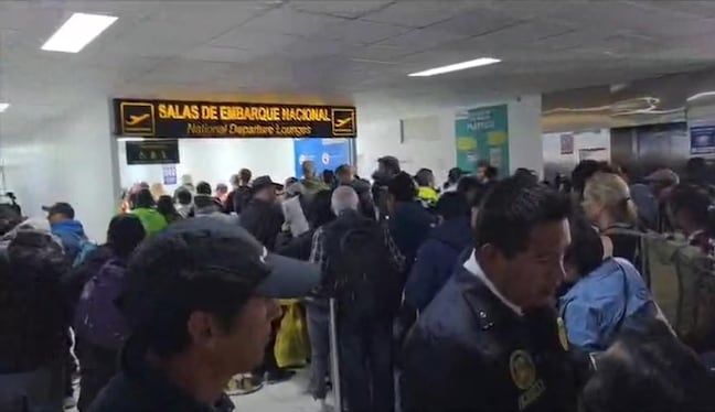 Miles de pasajeros se quedaron sin viajar debido a la intempestiva cancelación de salidas y arribos.