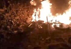 Puno: Vecinos prenden fuego a motocicleta de un presunto delincuente en San Miguel (VIDEO)