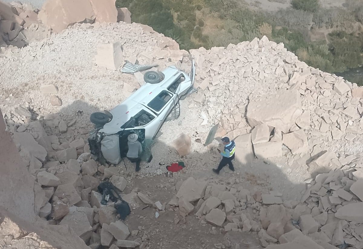 Miniván habría sido empujada a prpósito en una quebrada, cerca del puente Arquipa-La Joya