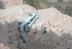 Arequipa: Encuentran destrozada una miniván robada en Apipa