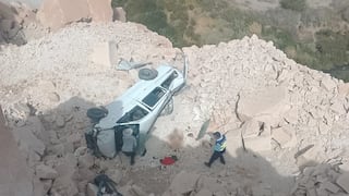 Arequipa: Encuentran destrozada una miniván robada en Apipa