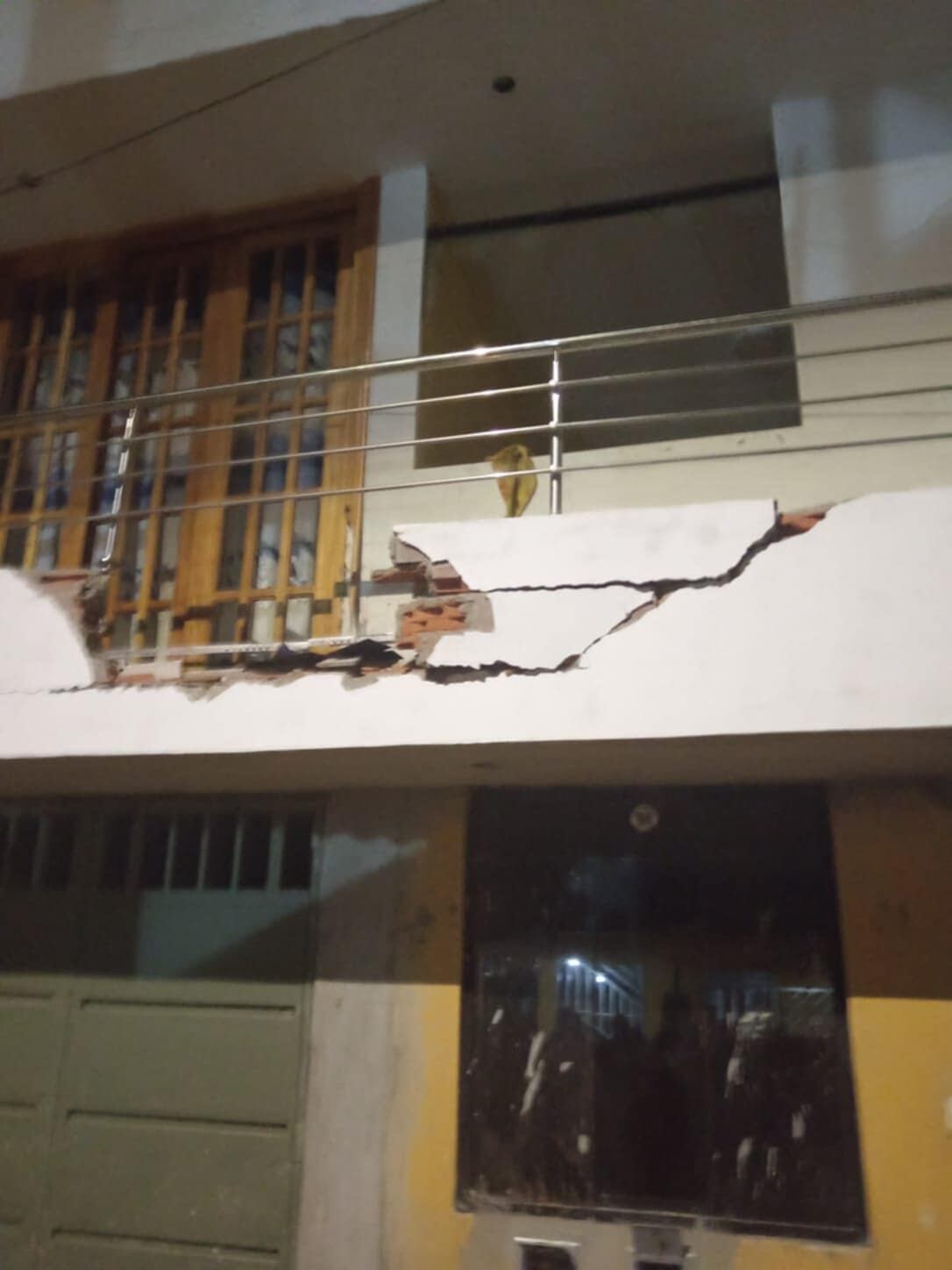 La detonación ha causado destrozos en el primer y segundo nivel del inmueble. Los habitantes del inmueble están atemorizados porque los extorsionadores no los dejan en paz.