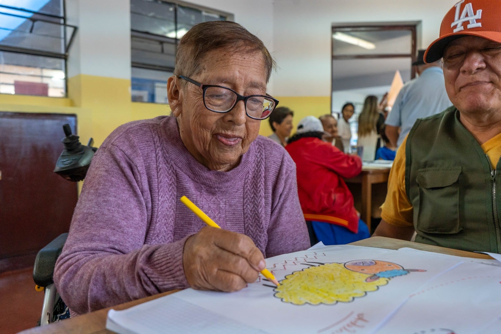 Carmen de La Legua: abuelitos en el colegio.
