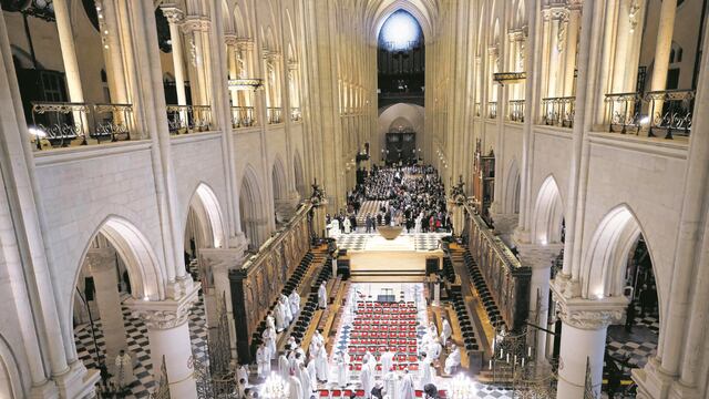 El blanco volvió a las paredes de la catedral francesa luego de meses de trabajos.