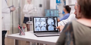 La neurocirugía moderna incorpora procedimientos menos invasivos, imágenes y técnicas de precisión para abordar enfermedades del cerebro y la columna. Conoce cinco patologías en las que estos avances pueden ser utilizados.