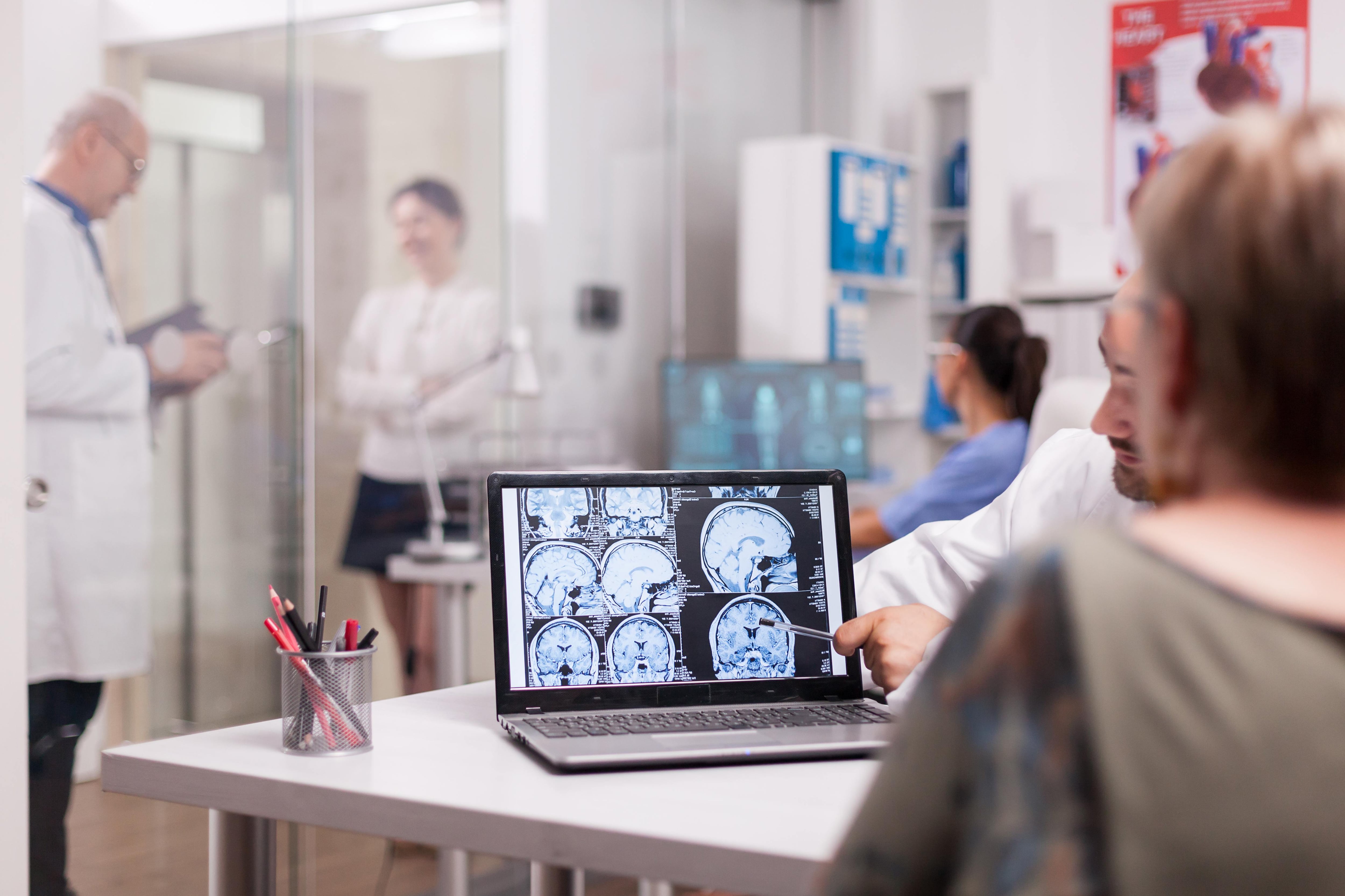 La neurocirugía moderna incorpora procedimientos menos invasivos, imágenes y técnicas de precisión para abordar enfermedades del cerebro y la columna. Conoce cinco patologías en las que estos avances pueden ser utilizados.