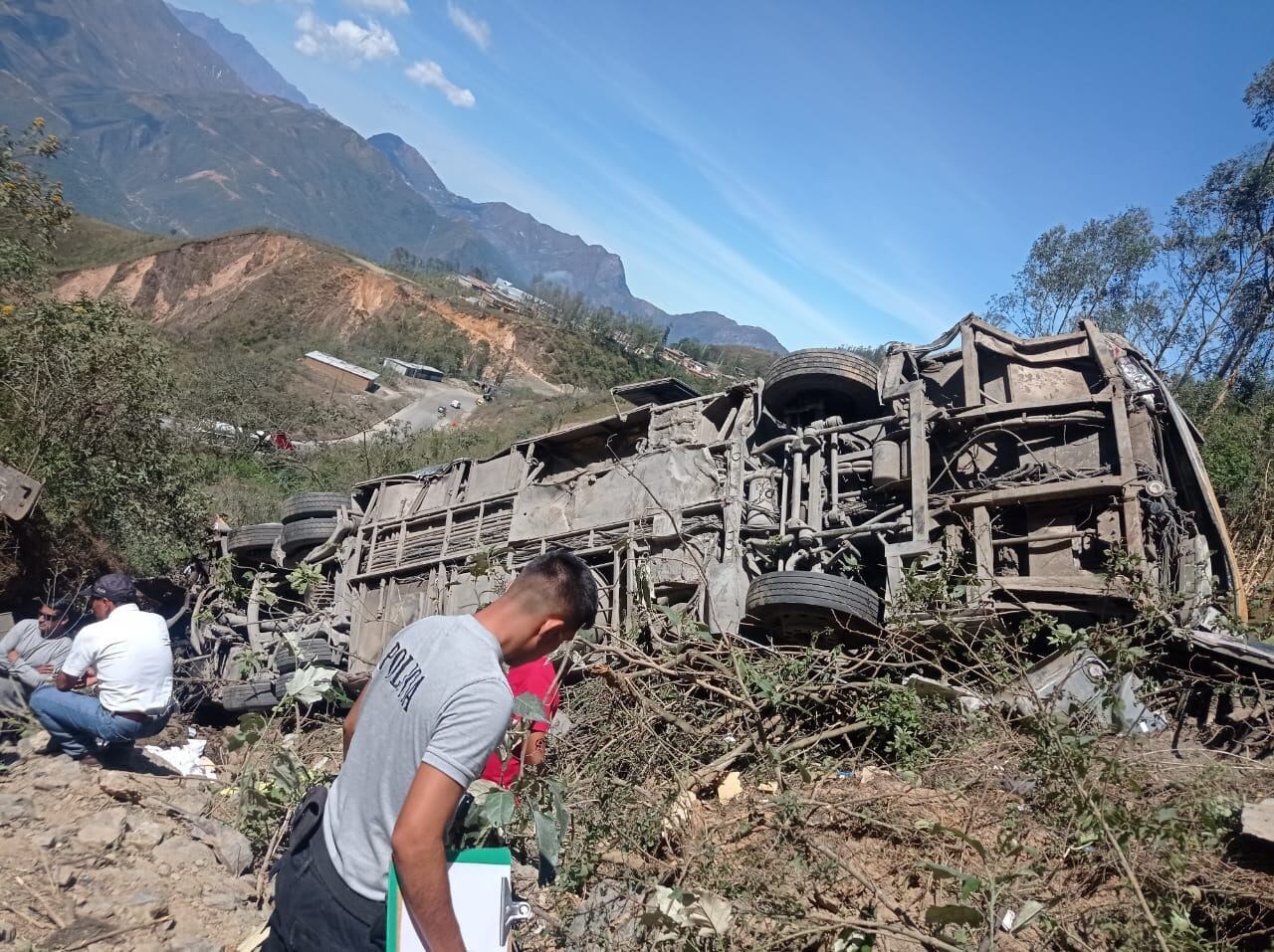 La fiscalía y policía investiga al conductor del bus por los presuntos delitos de homicidio culposo en agravio de 13 personas y lesiones culposas en agravio de 27 personas.