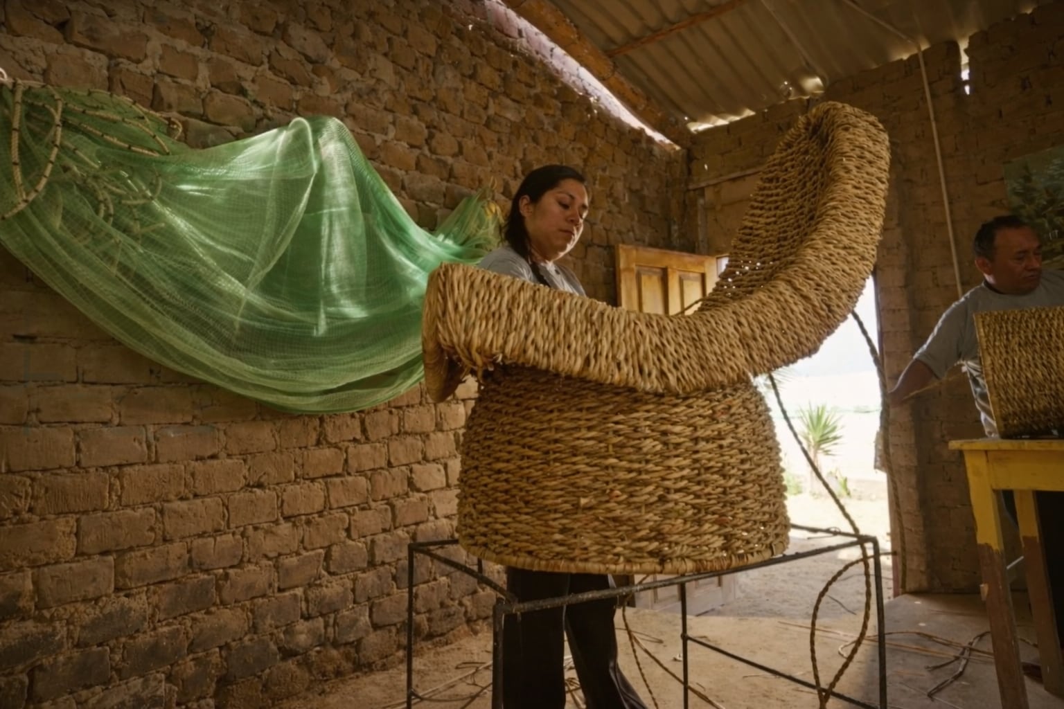 La propuesta reúne a maestros artesanos del balneario norteño para llevar el tejido tradicional de totora a espacios contemporáneos sin perder su identidad cultural.