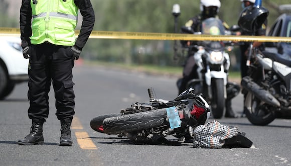 LIma 24 de Marzo del 2021.
Motociclista impacta contra automóvil. Falleciendo instantaneamente en la Molina.
en la CDra 27 de la Av. La Molina.
Foto: Lino Chipana Obregón / @photo.gec