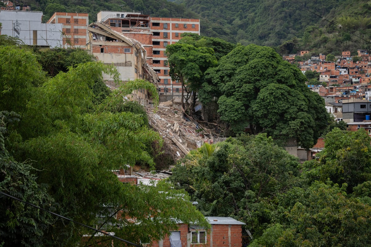 El Ministerio de Educación dispuso el retorno a las aulas en las regiones no impactadas por el desastre, mientras gremios docentes solicitaron evaluaciones de infraestructura y especialistas priorizan el acompañamiento emocional a los estudiantes. (Foto: EFE/ Rayner Peña)