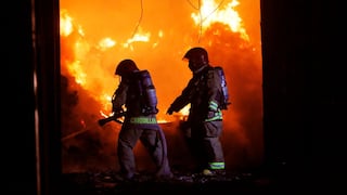 Comas: Incendio de gran magnitud en fábrica de colchones moviliza a bomberos
