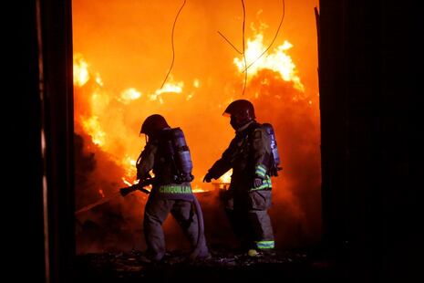 Comas: Incendio de gran magnitud en fábrica de colchones moviliza a bomberos