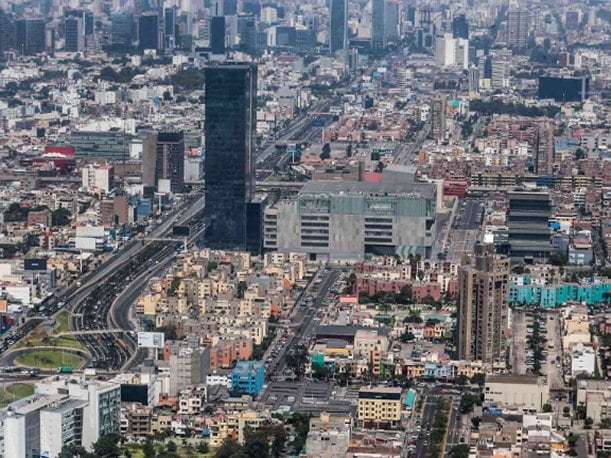 Perú debe cuidar de mantener un nivel de deuda pública cuyo pago sea sostenible en el largo plazo, no solo en un super ciclo de precios de los metales. (Foto: Andina)