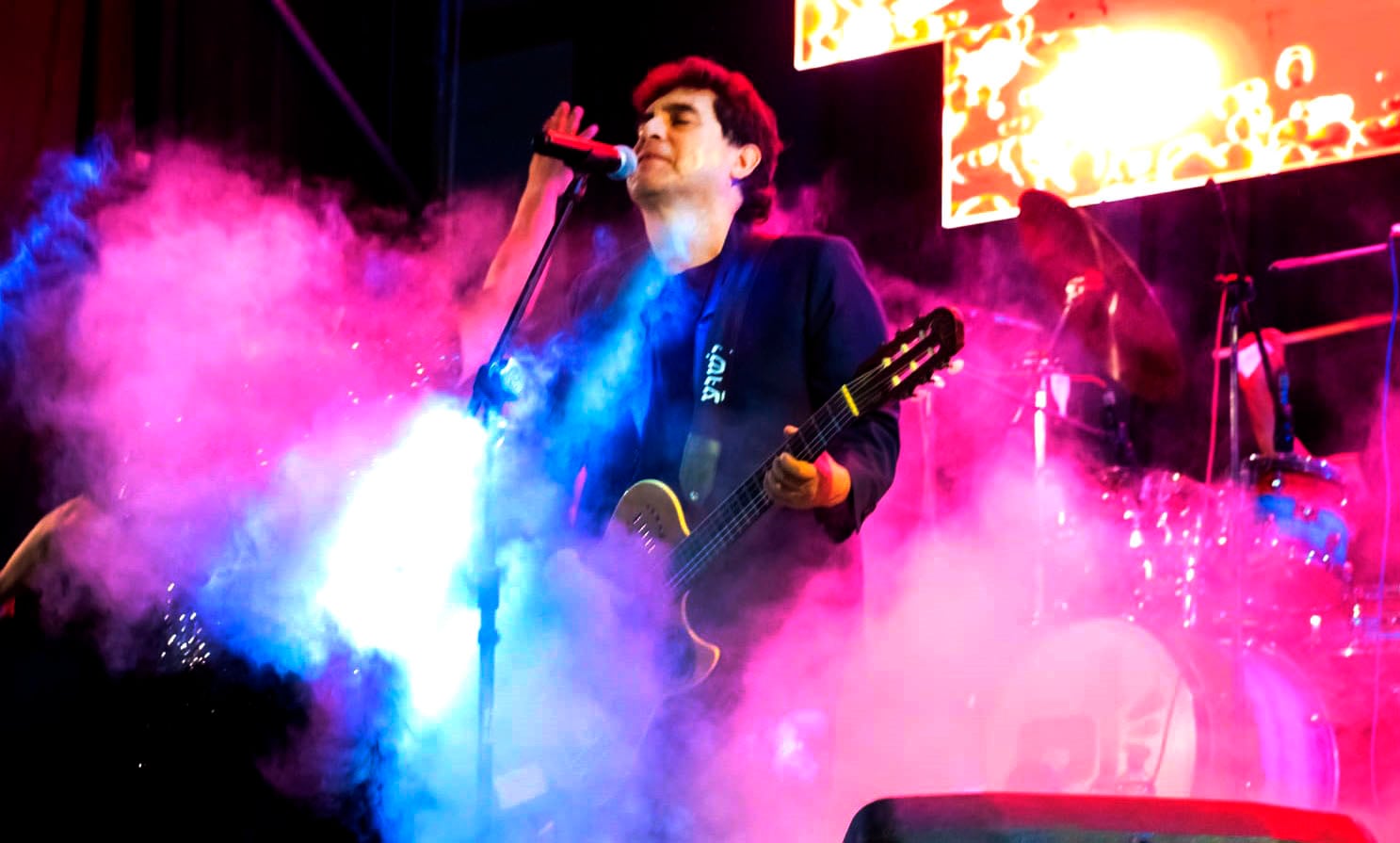 Cantautor William Luna hizo vibrar con sus mejores canciones a los sechuranos.