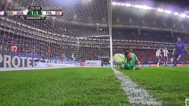 Chivas vs. Toluca: Árbitro se tomó 7 minutos para anular un gol, pero quedan dudas (VIDEOS)