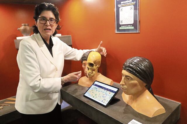 Jefa del Reniec, Carmen Velarde, muestra cómo se trabajaron los rostros.