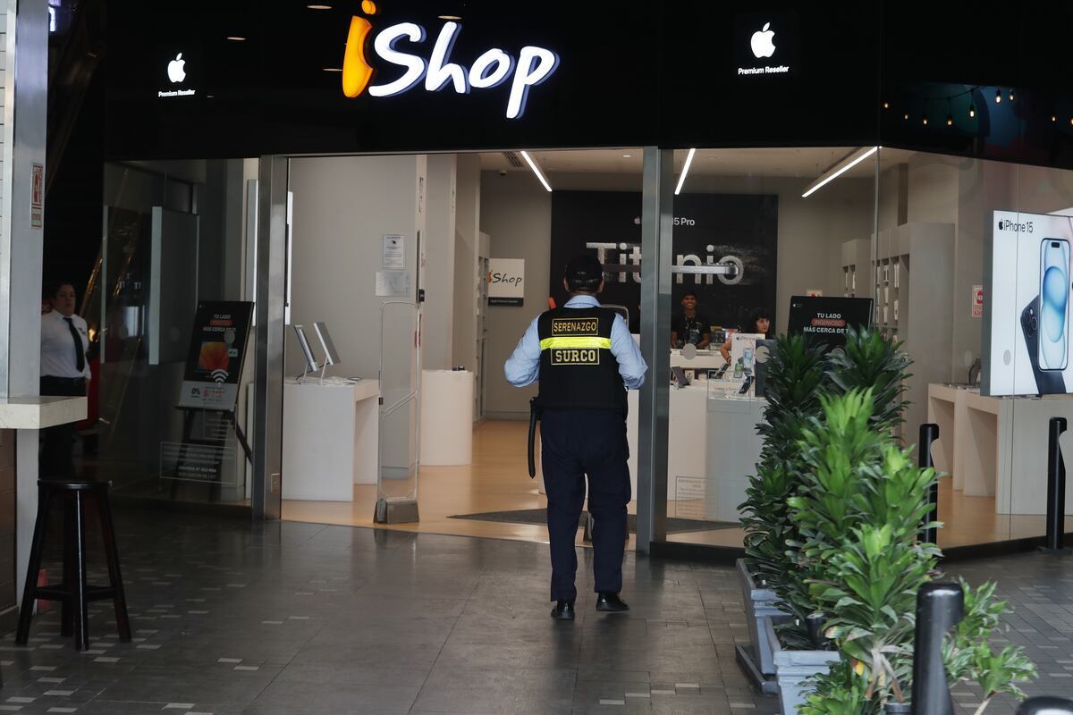 Sujetos rompen mampara y roban equipos en tienda de celulares de alta gama en Miraflores. FOTOS: ALESSANDRO CURRARINO / EL COMERCIO