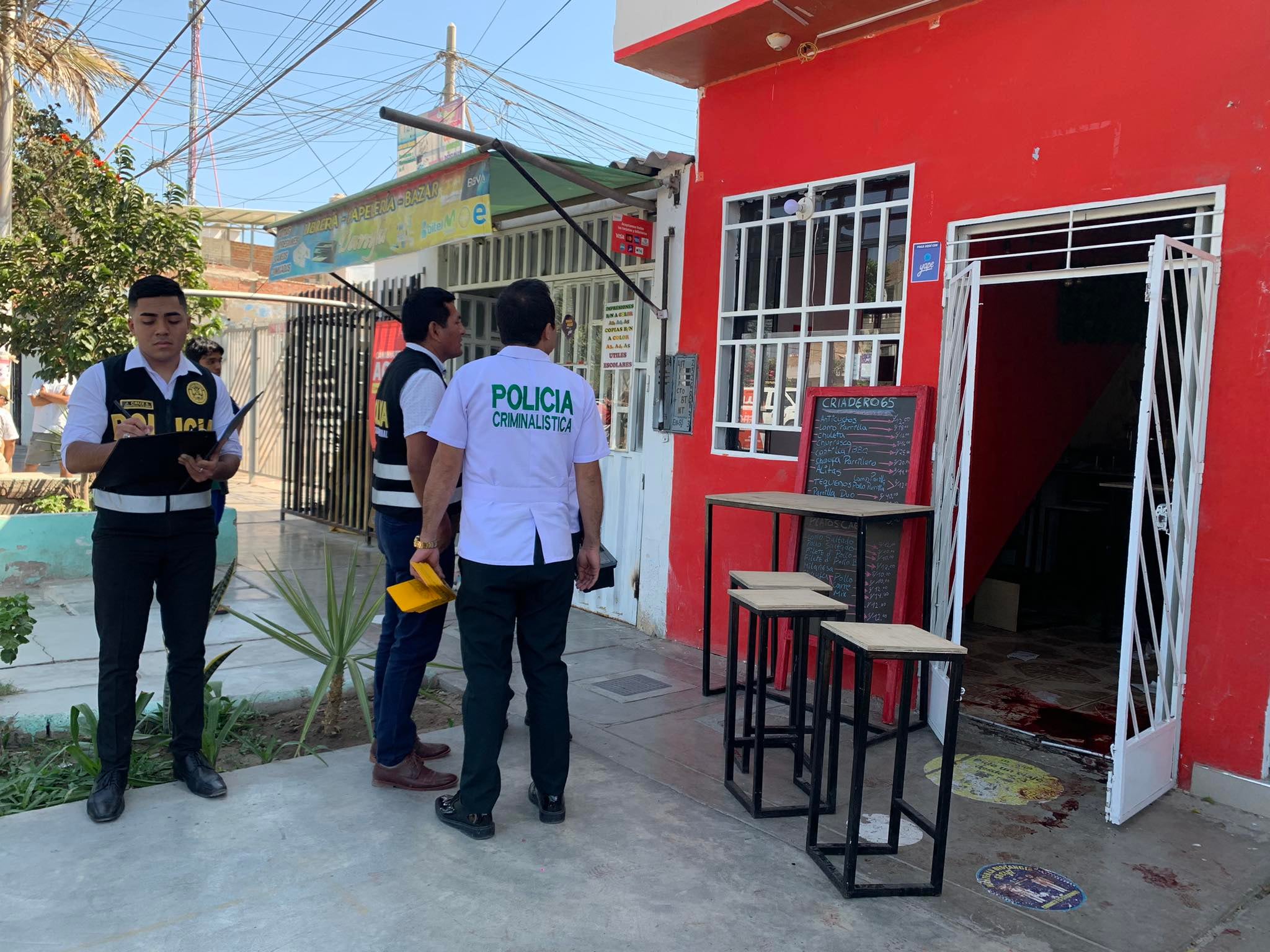 Peritos indagando en el local de la balacera. El arma de fuego manipulada por Antoni Gravelo fue encontrada en la intersección de la calle Nacionalismo y Agustín Vallejo.