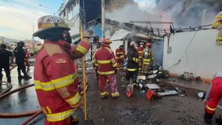 Incendio catalogado como incontrolable arrasa locales comerciales en Cusco (VIDEO y FOTOS)