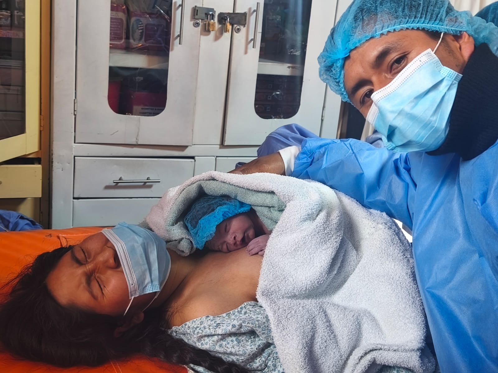 Incentivan contacto piel con piel para fortalecer lazo